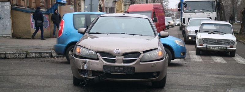 На Сечевых Стрельцов столкнулись Daewoo Lanos и Nissan: образовалась пробка