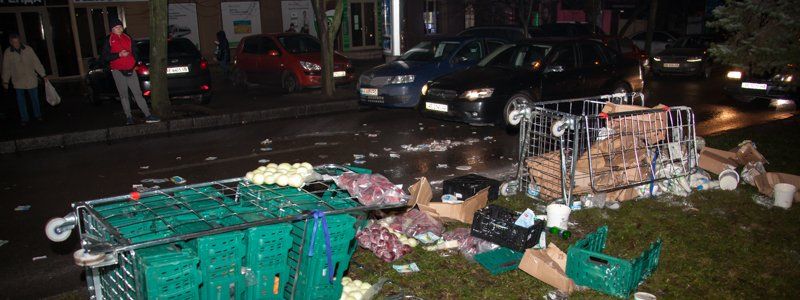 На Гагарина грузовик засыпал дорогу овощами и молочными продуктами