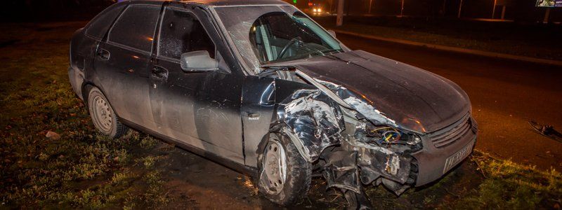 На кольце на ж/м Победа Lada влетела в столб: водителя забрала "скорая"