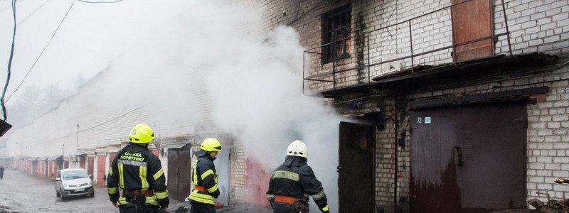 В Днепре в гараже взорвался автомобиль