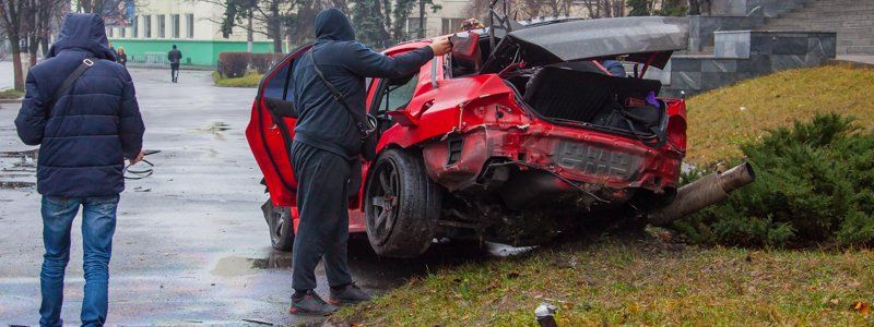 Чудеса дрифта в Днепре: возле "Поплавка" Mitsubishi вылетел на пешеходную зону