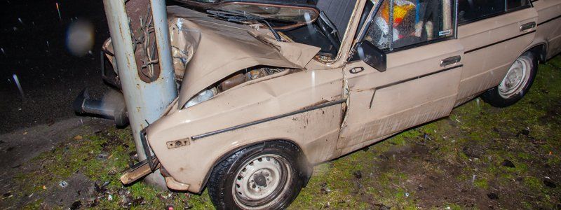 На Донецком шоссе автомобиль ВАЗ влетел в столб