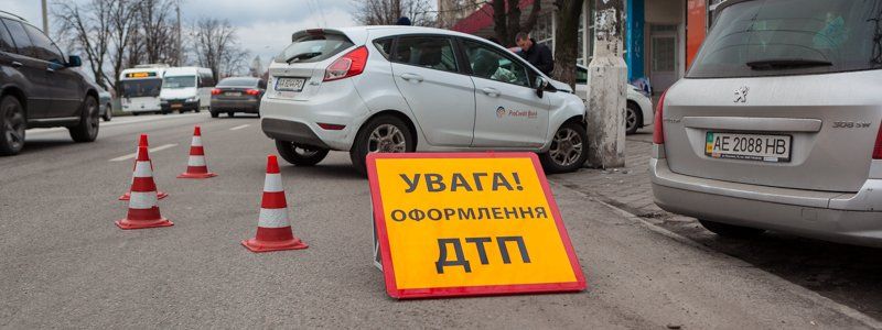 Возле гостиницы "Парус" автомобиль банка врезался в столб: пострадала девушка