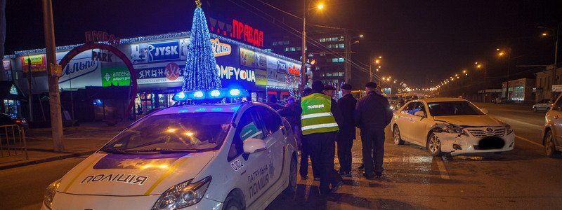 Возле ТЦ "Наша Правда" Audi врезалась в Toyota: образовалась пробка длиной 2 километра