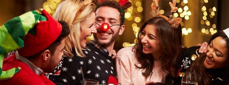 В чем встречать Новый год 2018: какие платья и костюмы надеть в новогоднюю ночь