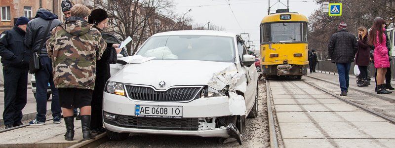 На Рабочей Skoda въехал в трамвай № 11: движение электротранспорта парализовано