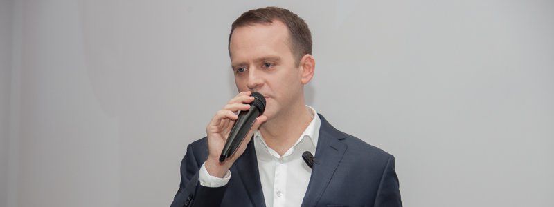 В Днепре выступил известный эксперт по маркетингу Samuel Cook