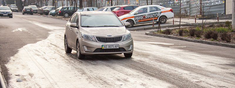 Будьте осторожны на дорогах: в Днепр пришел гололед