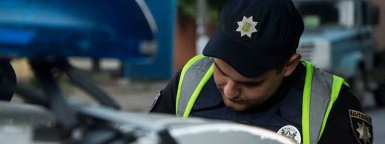 В Днепре полиция задержала нетрезвую женщину-водителя и мужчину с пистолетом