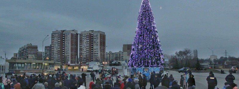 В разных районах Днепра прошли предновогодние праздники с участием Бориса Филатова