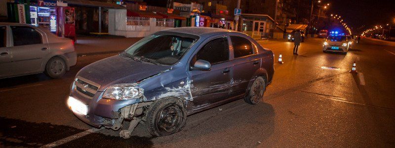 На Слобожанском проспекте не поделили дорогу Chevrolet и Nissan: движение ограничено