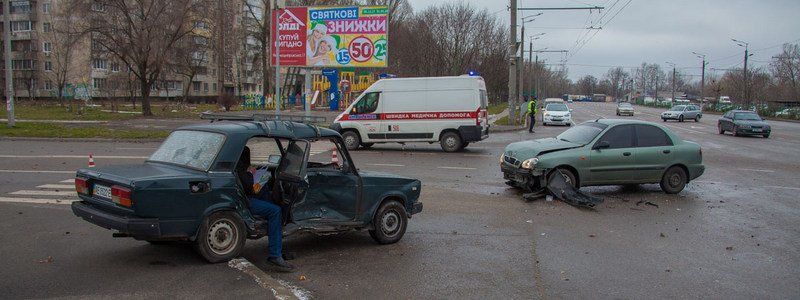 На Набережной Заводской Daewoo Lanos протаранил ВАЗ: пострадала 11-летняя девочка