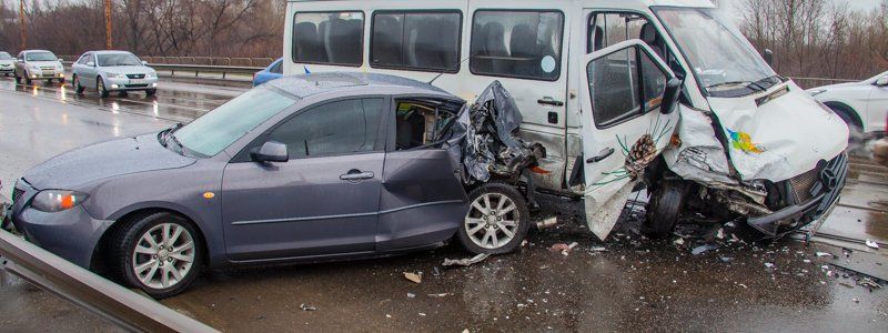 На Старом мосту Mazda влетела в маршрутку с пассажирами: есть пострадавшие