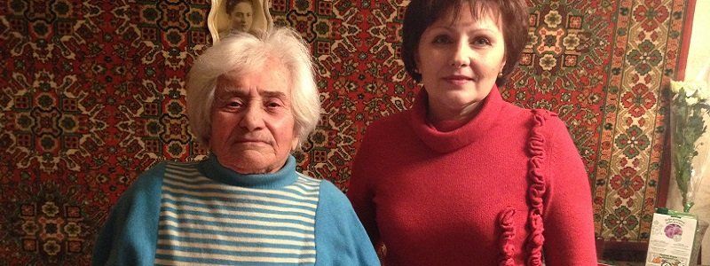 В Днепре поздравили долгожительницу с 90-летием