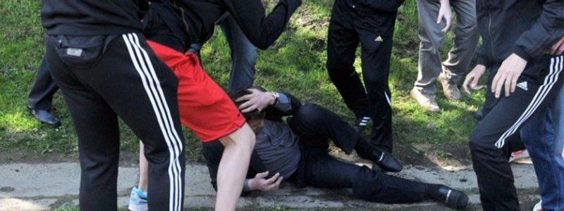 В Днепре ищут свидетелей драки на остановке возле ТЦ "Дафи"