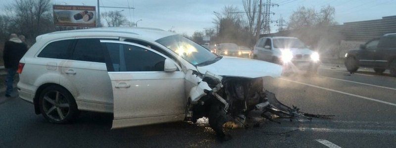 На Набережной Заводской Audi Q7 въехал в отбойник: движение затруднено