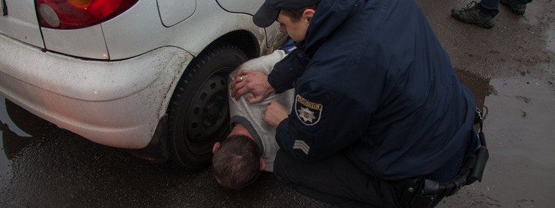 На Донецком шоссе буйного любителя "травки" остановили за невключенный поворотник