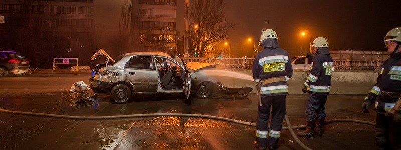 На Новом мосту Lanos влетел в отбойник: из машины вытек газ, движение затруднено