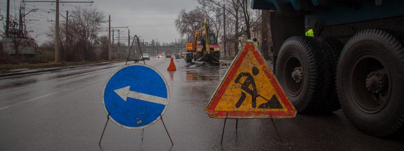 На улице Каруны ограничили движение транспорта из-за ремонта