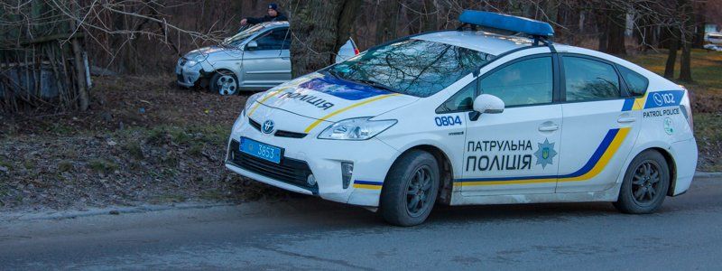 На Гаванской автомобиль Kia вылетел с дороги и протаранил деревья