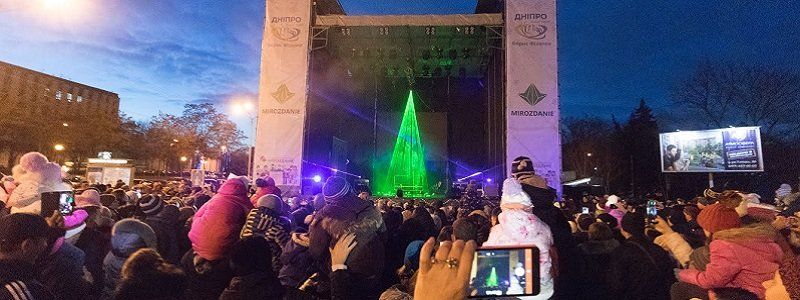 В Днепре лазерное шоу собрало полторы тысячи зрителей