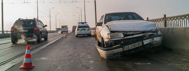 ДТП на Старом мосту: Opel врезался в бетонную опору