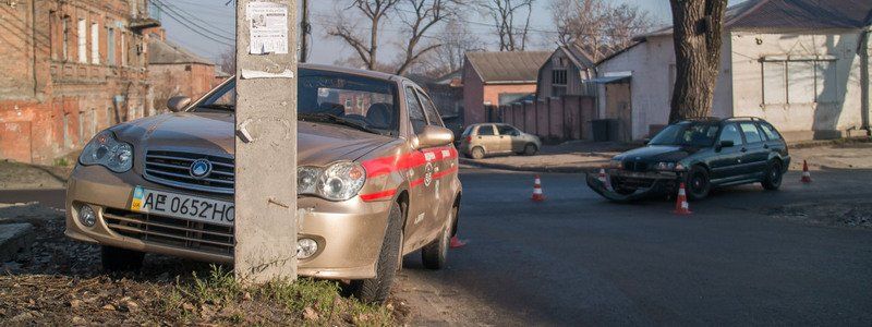 В Днепре автомобиль медпомощи столкнулся с BMW и врезался в столб