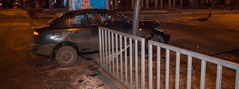 На Титова Daewoo Lanos не справился с управлением и врезался в ограждение