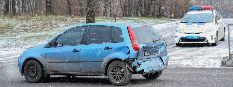 На Космической из-за скользкой дороги столкнулись два Ford
