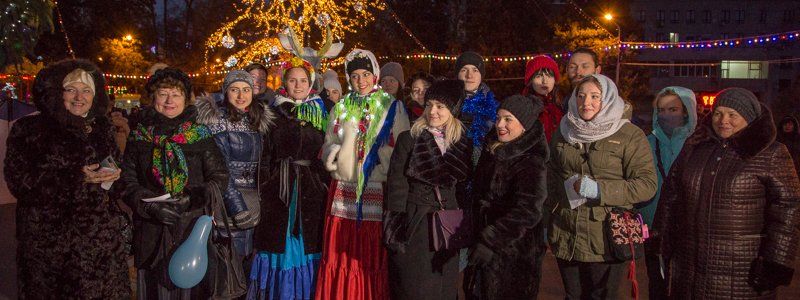 В центре Днепра устроили праздничное шествие к Старому Новому году