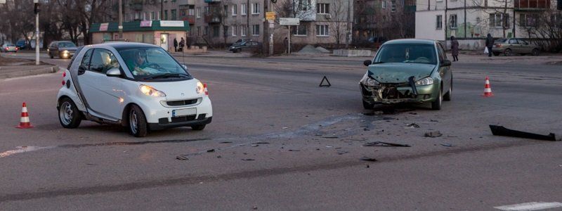На проспекте Свободы не поделили дорогу Lada Kalina и Smart