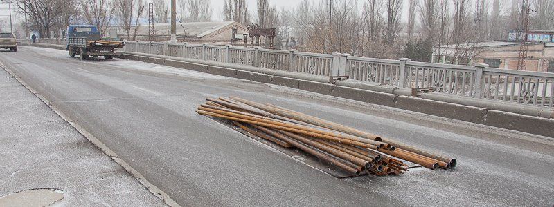 На Слобожанском проспекте из грузовика выпали металлические трубы