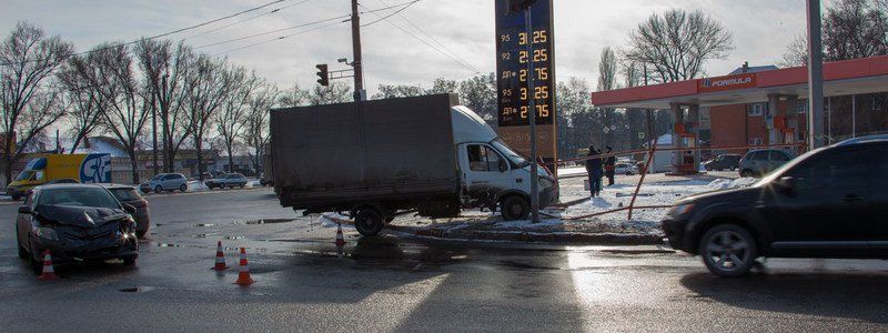 На проспекте Хмельницкого возле заправки «Газель» столкнулась с Toyota и снесла ограждение
