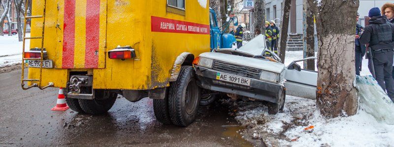 На проспекте Пушкина ГАЗ вмял "Таврию" в столб: пострадала девушка