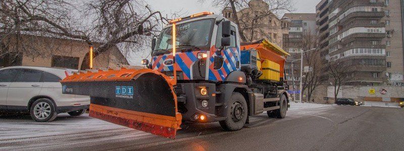 Как в Днепре убирают дороги от снега