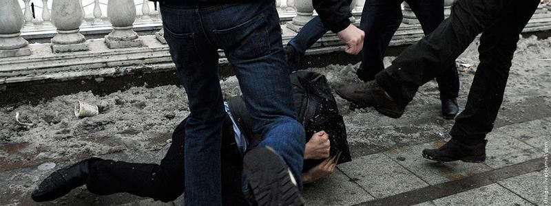 В пабе в центре Днепра мужчину избила охрана «Леон»: появилось видео