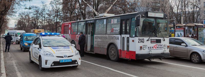 На проспекте Пушкина оборвалось крепление контактной линии: образовалась пробка