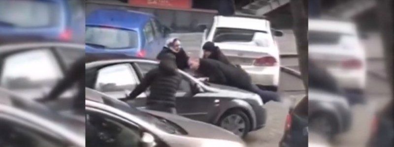 Разборки в центре Днепра: мужчину прокатили на капоте иномарки