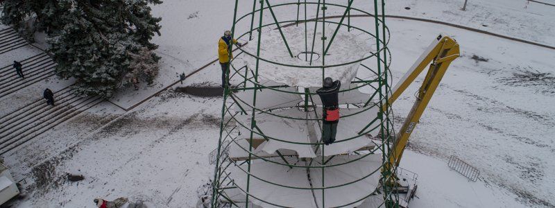 В Днепре на площади Героев Майдана демонтируют елку