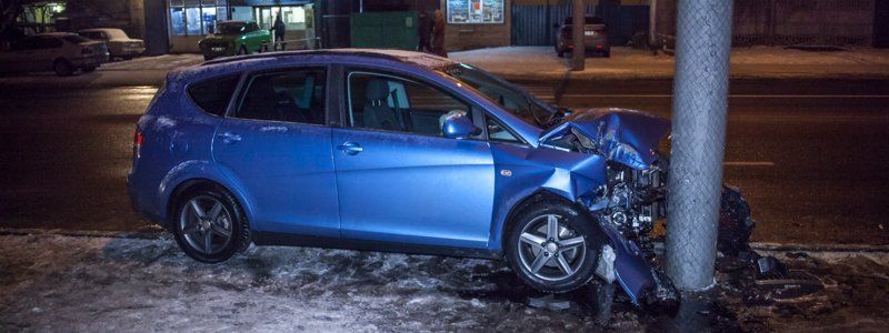 На улице Калиновой автомобиль Seat влетел в столб