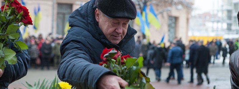 В Днепре в честь Дня Соборности Украины возложили цветы к памятнику Шевченко
