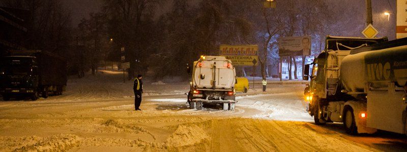 Борьба с непогодой в Днепре: на проспекте Ивана Мазепы затруднено движение транспорта