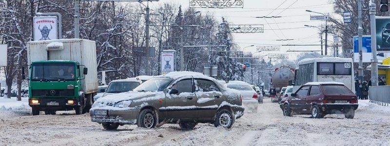 Сугробы по колено и пробки: как выглядит Днепр в снежных завалах