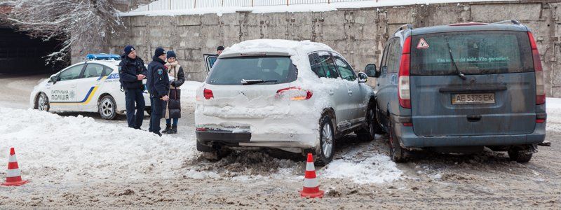 На Старомостовой площади столкнулись Mercedes и Volkswagen