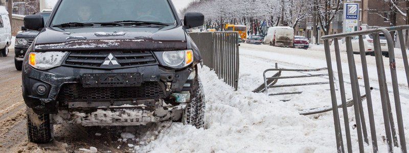 На проспекте Богдана Хмельницкого Mitsubishi снес дорожное ограждение