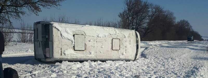 Под Днепром перевернулась маршрутка: пассажиры помогали поднять автомобиль