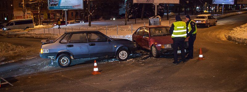 Возле управления СБУ в Днепре не поделили дорогу "Москвич" и Lada