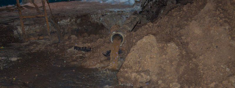 В Днепре прорвало трубу на одной из улиц: жители остались без воды