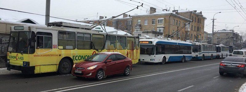 На Калиновой обрыв проводов парализовал движение троллейбусов