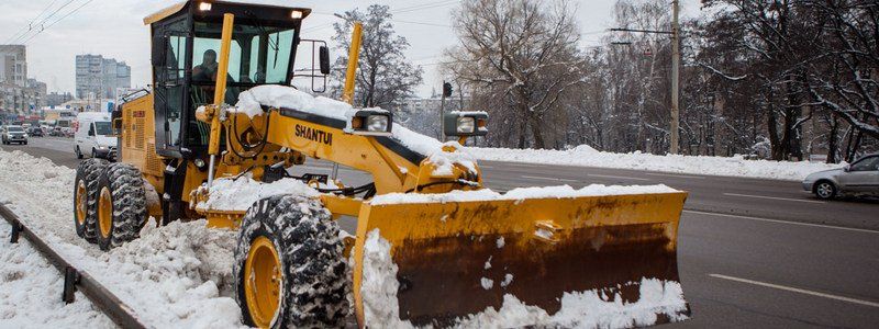 Тяжелая артиллерия: на дороги Днепра выехали новые автогрейдеры